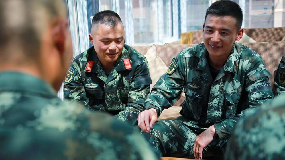 官兵正在陽(yáng)光棚內(nèi)優(yōu)雅的環(huán)境中下象棋。