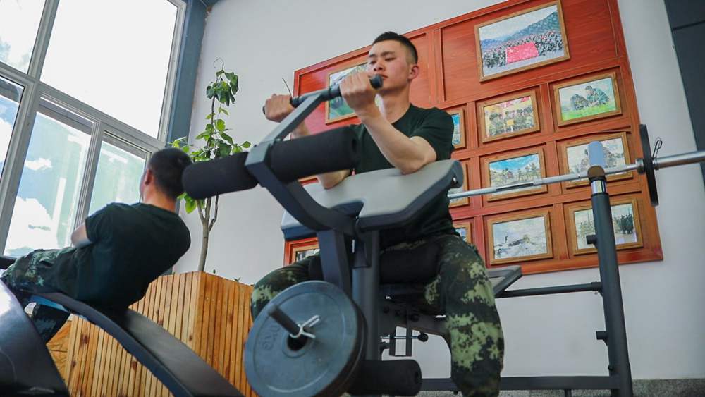 官兵正在陽(yáng)光棚內(nèi)自我健身。