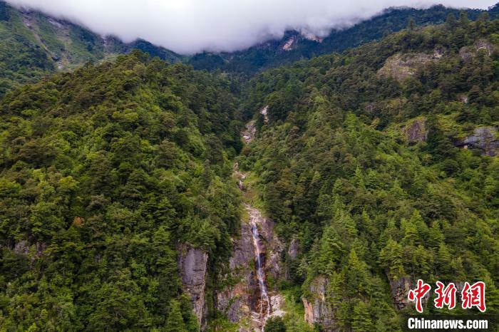 勒布溝的瀑布?！〗w波 攝