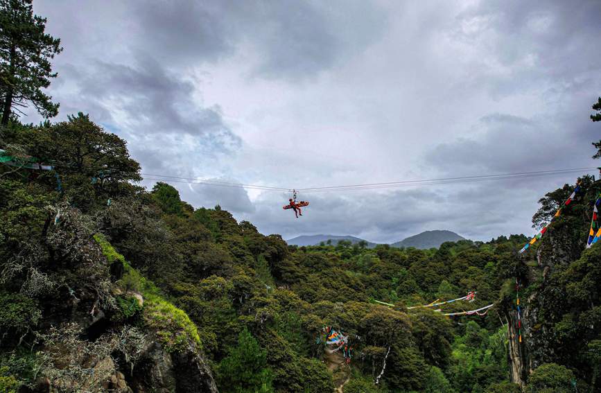 救援實(shí)戰(zhàn)訓(xùn)練中，消防員在云中漫步。西繞拉翁攝