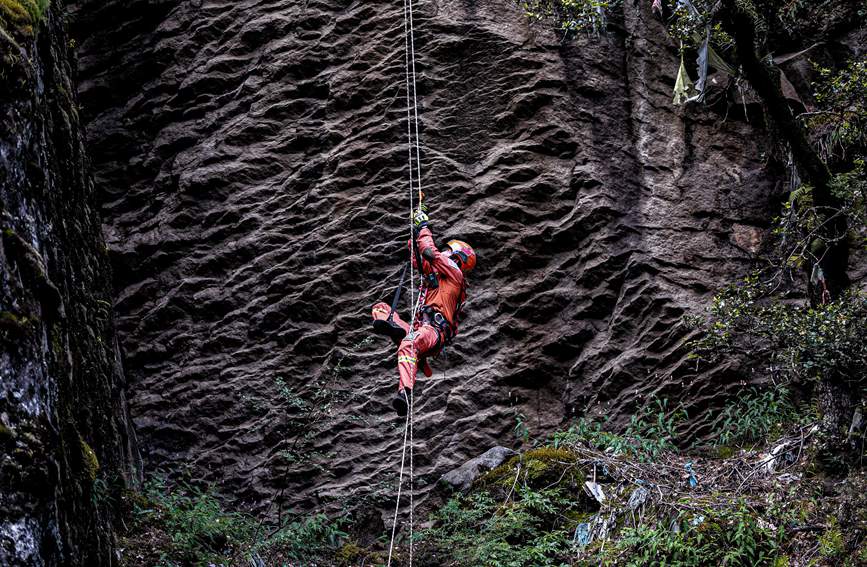 救援實(shí)戰(zhàn)訓(xùn)練中，消防員垂直攀爬。西繞拉翁攝