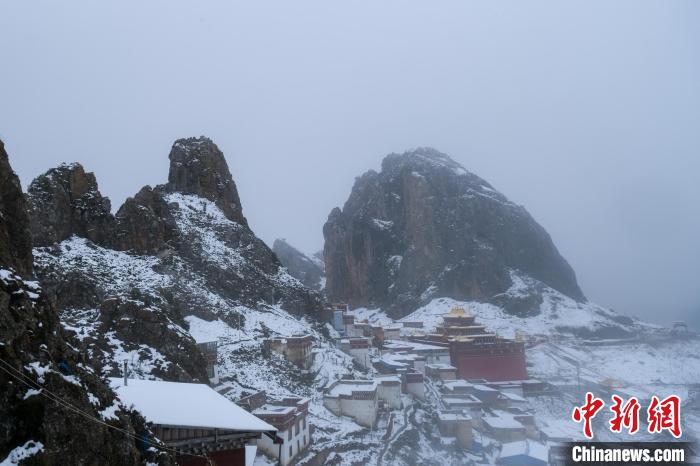 雍仲苯教孜珠寺風(fēng)光?！〗w波 攝