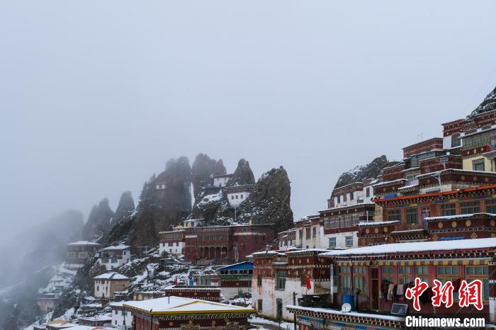云霧環(huán)繞的孜珠寺。　江飛波 攝