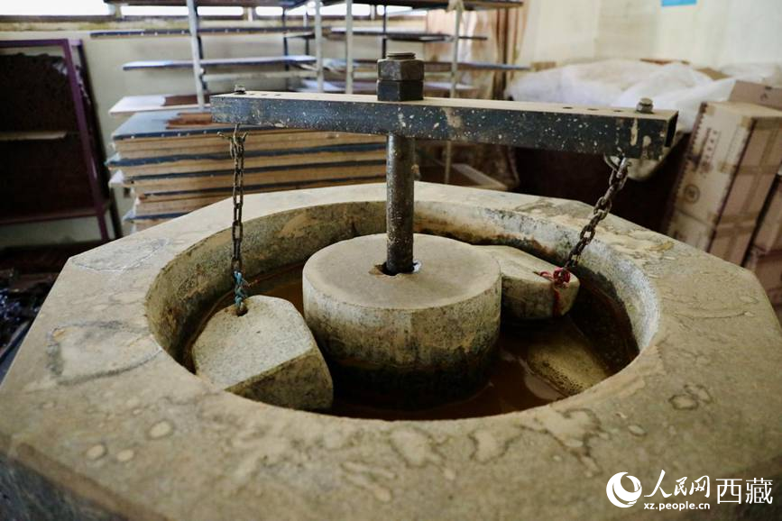 制作藏香的原料用石頭混合研磨。人民網(wǎng)記者 次仁羅布攝