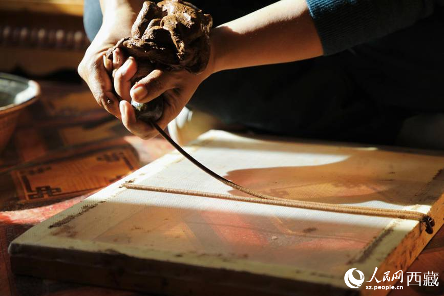 制作藏香過(guò)程。人民網(wǎng)記者 次仁羅布攝