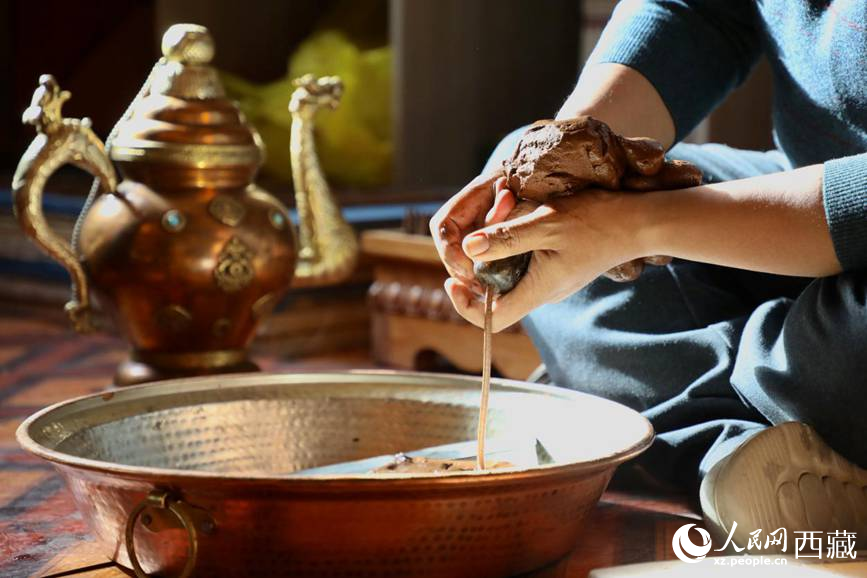 牛角鉆孔，將木泥擠出。人民網(wǎng)記者 次仁羅布攝