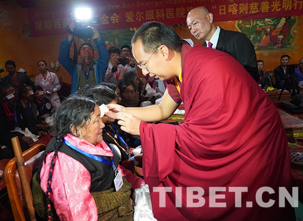 3圖 十一世班禪為益西拉姆（左一）揭紗。攝影：王淑.JPG