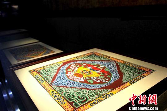 圖為藏式建筑傳統(tǒng)圖案?！?zhí)砀?攝