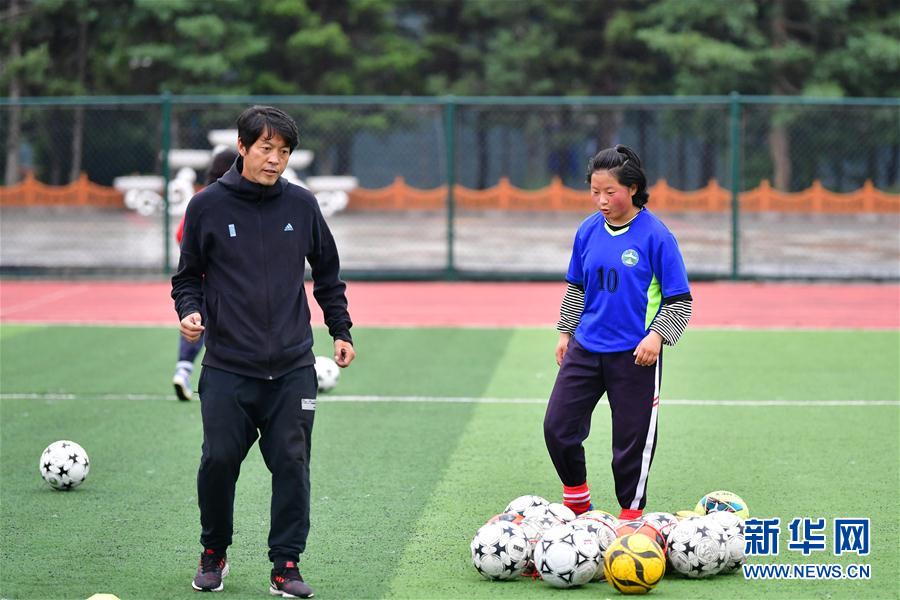 （體育·專題）（17）足球——踢球吧！草原女孩