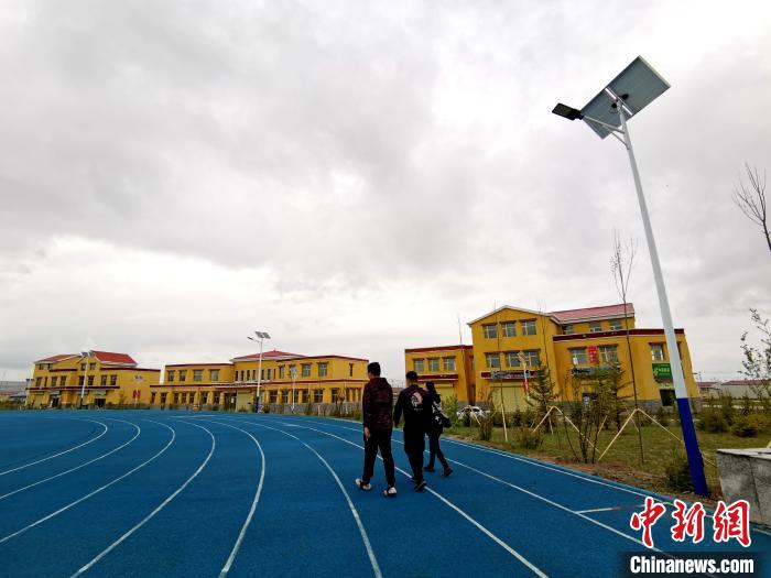 青海草原上的新村落：扶貧政策“照”在我的家，“暖”著我的心