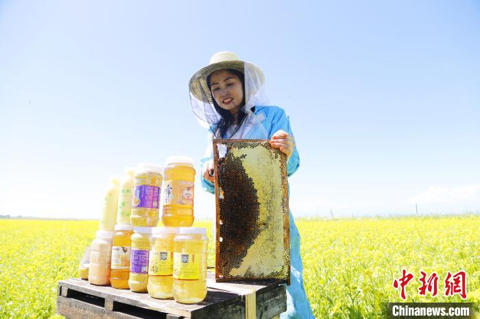 圖為蜂農(nóng)現(xiàn)場(chǎng)展示蜂產(chǎn)品。　馬銘言 攝