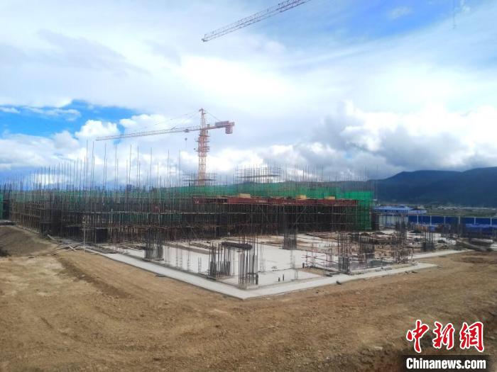 圖為香格里拉站實現(xiàn)封頂。中國鐵路昆明局集團供圖