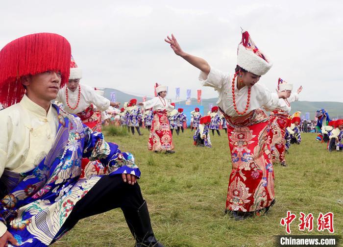 當(dāng)?shù)孛癖姎g慶香浪節(jié)?！「哒?攝