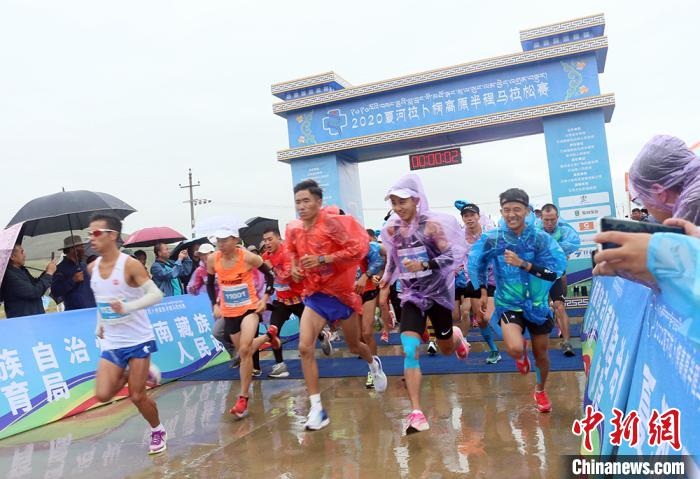 8月23日，拉卜楞高原半程馬拉松在甘加秘境景區(qū)鳴槍開(kāi)跑?！「哒?攝