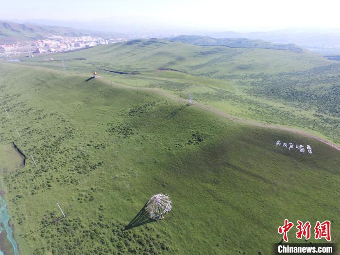 拍攝于2017年6月的甘南當(dāng)周草原。(資料圖) 楊艷敏 攝