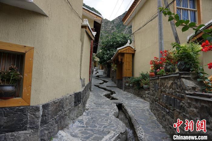 沿溪流分布的若吉村民宿?！∽g 攝