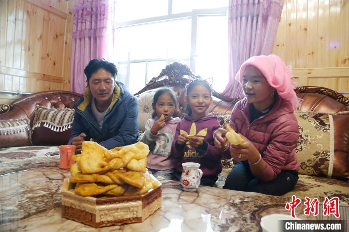 圖為項青達杰一家人合影。　馬銘言 攝