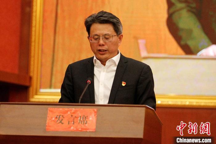 圖為果洛州委常委、副州長(zhǎng)、上海市援青聯(lián)絡(luò)組組長(zhǎng)馮志勇總結(jié)對(duì)口支援十年工作?！」逯菸麄鞑抗﹫D 攝