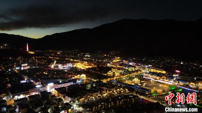 圖為玉樹市城市建設(shè)?！√K丹 攝