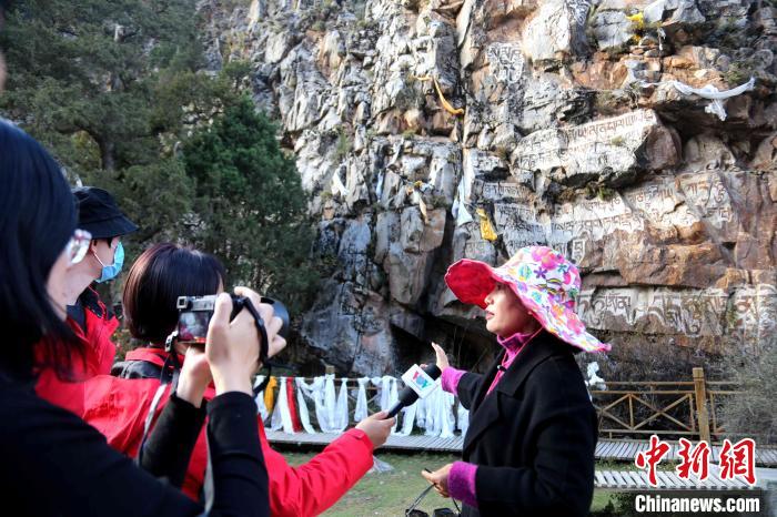 圖為中外媒體在玉樹州玉樹市采訪文旅融合情況。　張?zhí)砀?攝
