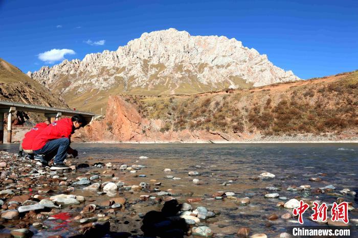 圖為中外記者在雜多縣境內(nèi)的瀾滄江干流采訪當(dāng)?shù)厣鷳B(tài)保護(hù)情況?！?zhí)砀?攝