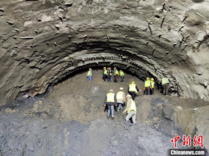 圖為久馬高速查針梁子隧道施工現(xiàn)場(chǎng)?！⊥貔i 攝