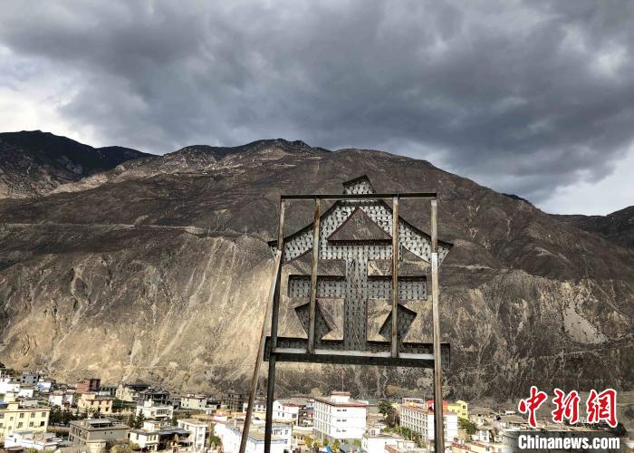 圖為處在山巒腳下的奔子欄?！】姵?攝