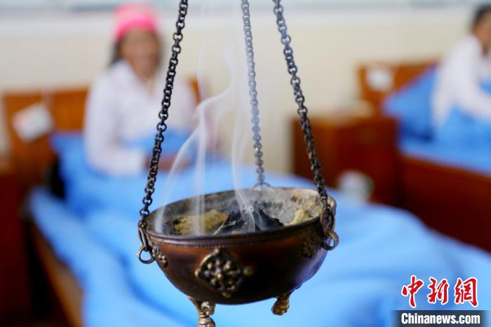 圖為藏醫(yī)熏藥療法?！「哒?攝