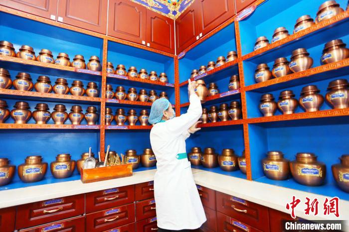 近年來，夏河縣藏醫(yī)醫(yī)院在基礎(chǔ)設(shè)施、醫(yī)療服務(wù)、業(yè)務(wù)拓展、人才梯隊、制度建設(shè)等都發(fā)生了巨大變化?！「哒?攝