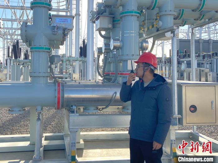 圖為國(guó)網(wǎng)青海檢修公司專業(yè)人員在沙柳變電站驗(yàn)收設(shè)備。　唐胥 攝