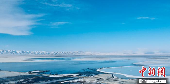 圖為冬季茶卡天空壹號(hào)景區(qū)?！±罱瓕?攝