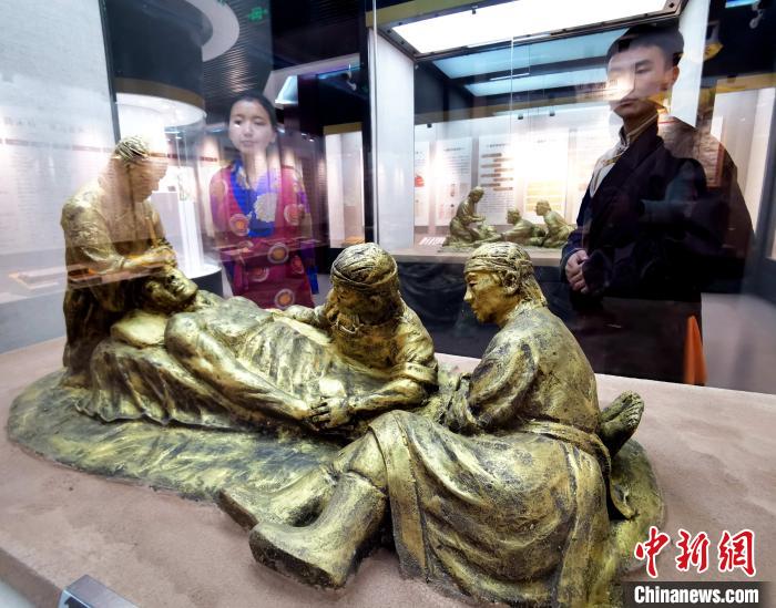 圖為模擬的藏醫(yī)眼科手術(shù)場景?！?zhí)砀?攝