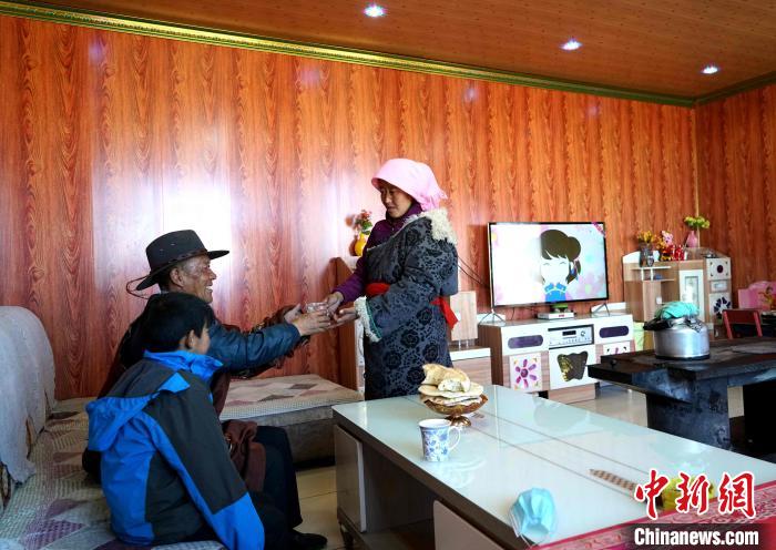 圖為易地搬遷后的哇保家?！〔彭?xiàng)什姐 攝