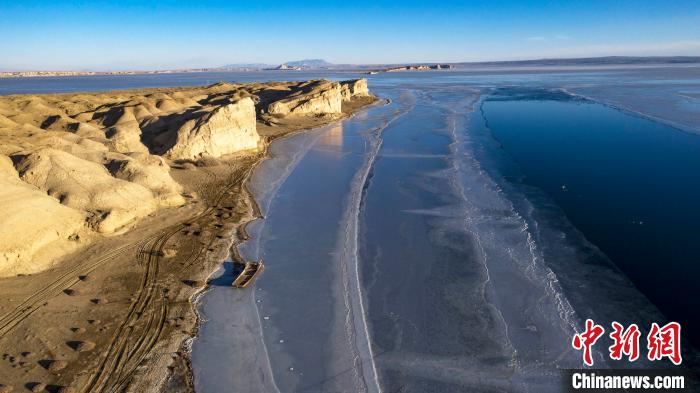 柴達(dá)木盆地托素湖濕地引萬(wàn)鳥(niǎo)棲息