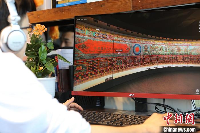 2月23日，青海西寧，市民利用VR瀏覽長達(dá)608米的《中國藏族文化藝術(shù)彩繪大觀》。農(nóng)歷辛丑牛年新年“巧遇”藏歷鐵牛新年，青海高原農(nóng)牧民特別是生活在城市的藏族民眾，正享受從“流口水”的糌粑到“鎮(zhèn)館之寶”VR體驗的味覺、視覺“大餐”之變。<a target='_blank' ><p  align=