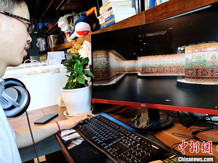 2月23日，青海西寧，市民利用VR瀏覽長達(dá)608米的《中國藏族文化藝術(shù)彩繪大觀》。農(nóng)歷辛丑牛年新年“巧遇”藏歷鐵牛新年，青海高原農(nóng)牧民特別是生活在城市的藏族民眾，正享受從“流口水”的糌粑到“鎮(zhèn)館之寶”VR體驗的味覺、視覺“大餐”之變。<a target='_blank' ><p  align=