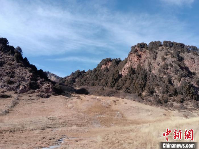 圖為坎布拉外圍地區(qū)的古火山口。孫揚(yáng)益 供圖 孫揚(yáng)益 供圖 攝