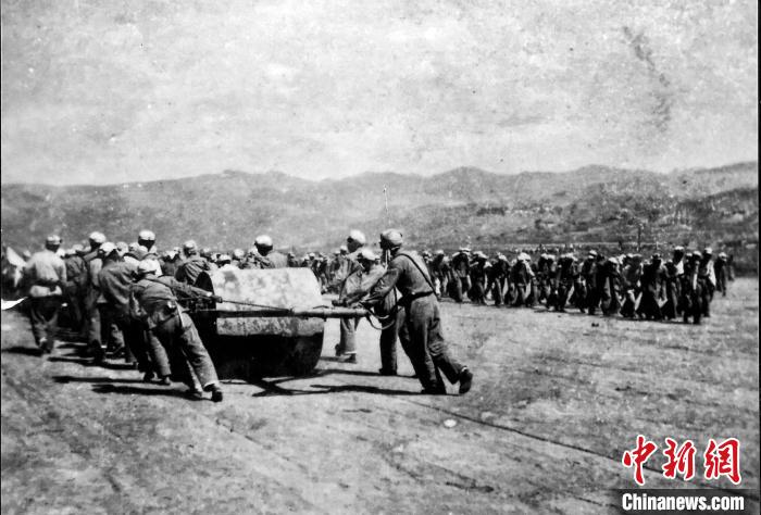 十八軍戰(zhàn)士修建機場跑道。(歷史圖片由十八軍后代張小康提供，劉炳科翻拍)