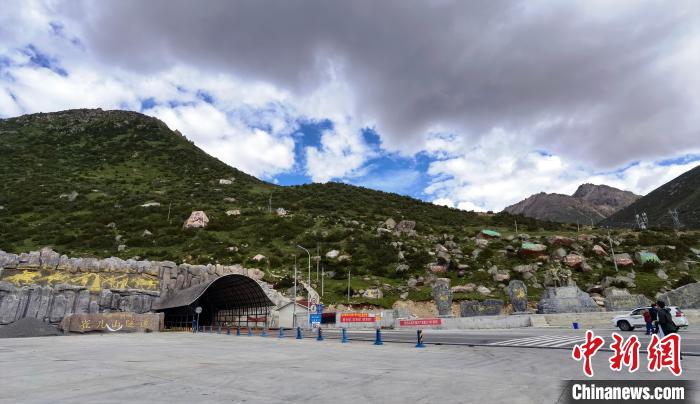已建成通車的雀兒山隧道。　劉忠俊 攝