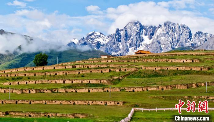 十八軍甘孜窯洞群?！⒅铱?攝