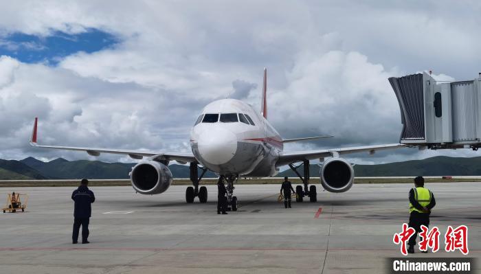 康定機場一架航班降落。　劉忠俊 攝