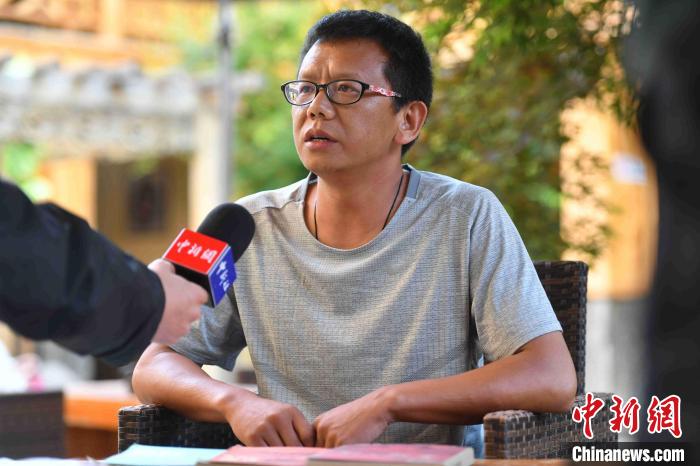 圖為和澗秋接受記者采訪?！⑷疥?攝