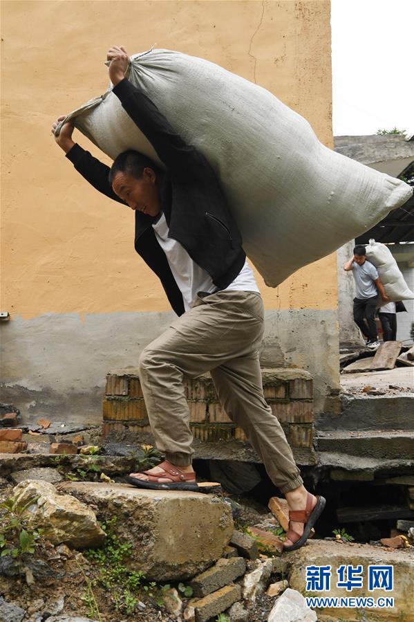 （新華全媒+）（8）千里“挪窩”，踏實開啟新生活