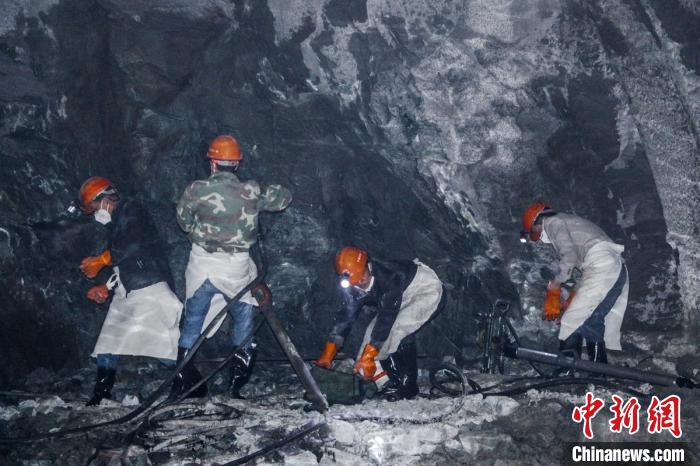 隧道開挖作業(yè)施工現(xiàn)場?！】蛋蛡髅焦﹫D