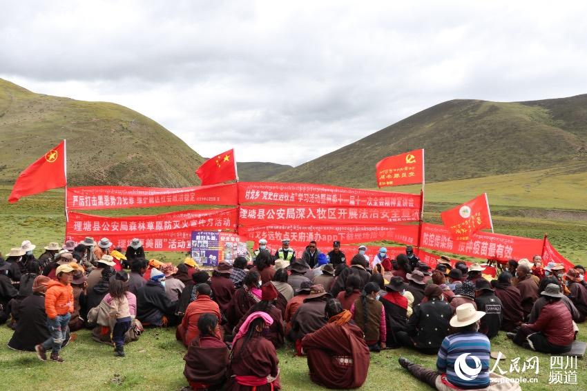 草地上宣講。巴登攝