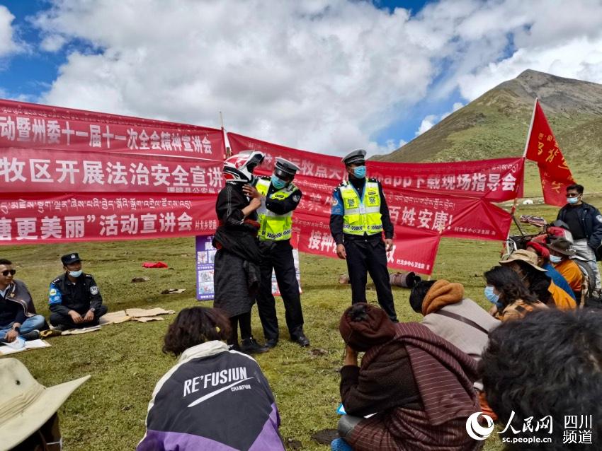 給牧民講如何佩戴安全頭盔。巴登攝