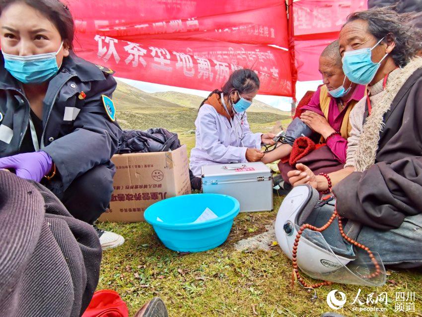 給牧民檢查身體。巴登攝