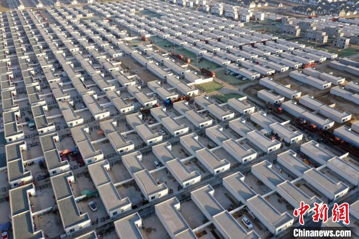 圖為蘭州新區(qū)移民安置區(qū)?！《P 攝