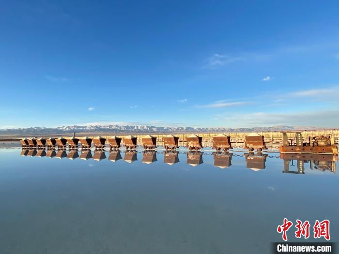 圖為小火車倒影在湖中，湖面如圖明鏡一般。　馬翔 攝