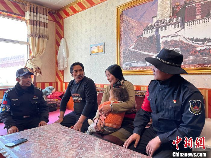 圖為派出所民警和義警入戶了解情況?！∑罾C娟 攝